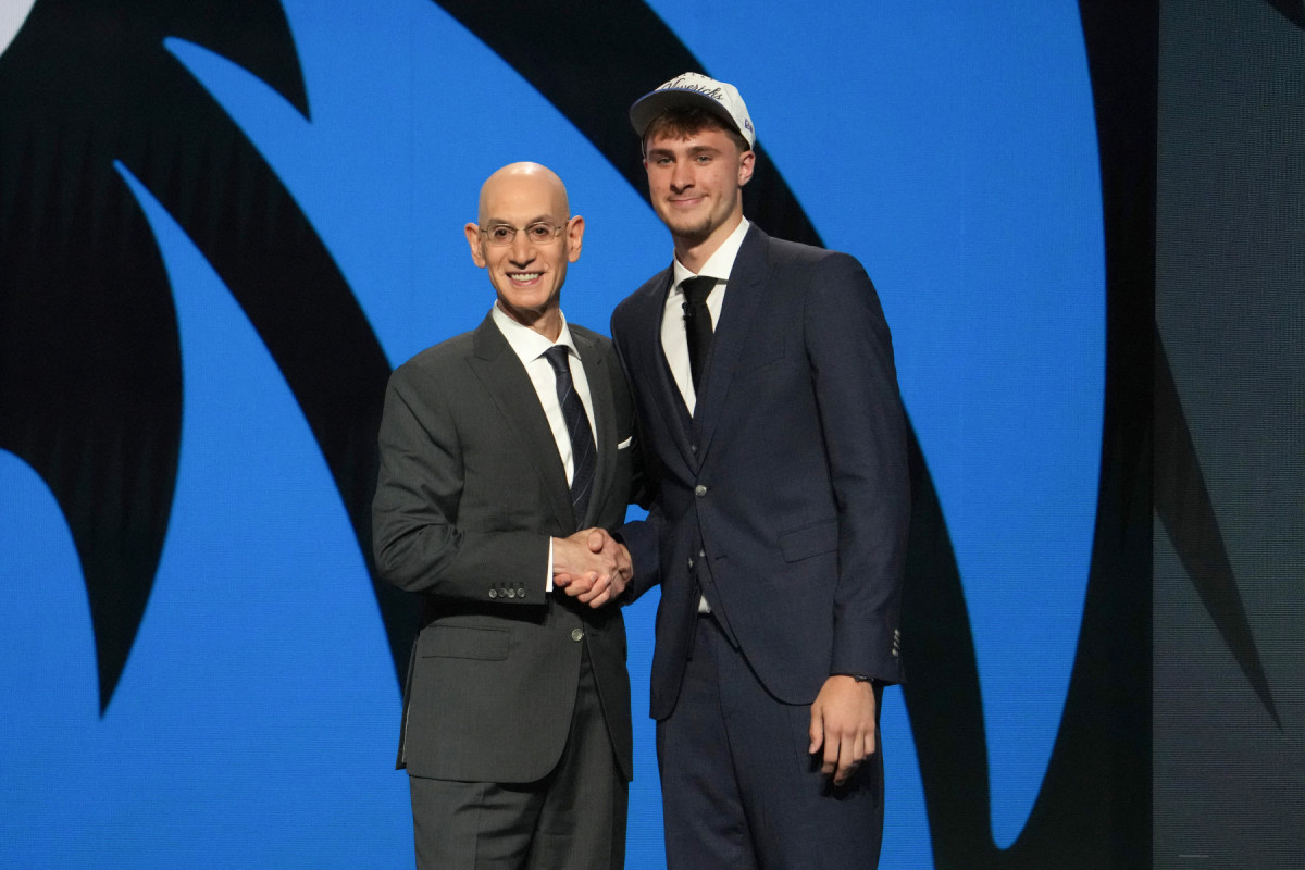 Cooper Flagg, primeira escolha do Draft da NBA de 2025 (Foto por TIMOTHY A. CLARY / AFP) Cooper Flagg, primeira escolha do Draft da NBA de 2025/Foto por TIMOTHY A. CLARY / AFP