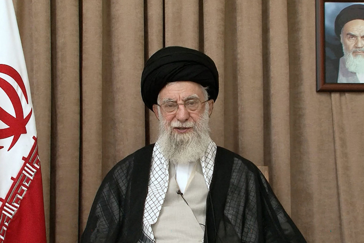 Esta imagem divulgada pelo gabinete do líder supremo do Irã, o aiatolá Ali Khamenei, em 26 de junho de 2025, mostra-o discursando à nação diante de um retrato de seu antecessor, o falecido fundador da República Islâmica, o aiatolá Ruhollah Khomeini. Khamenei ameaçou, em uma mensagem de vídeo transmitida pela TV nacional em 26 de junho, realizar mais ataques contra bases americanas na região caso o Irã sofresse outro ataque dos Estados Unidos. (Foto de KHAMENEI.IR / AFP) ( AFP) Esta imagem divulgada pelo gabinete do líder supremo do Irã, o aiatolá Ali Khamenei, em 26 de junho de 2025, mostra-o discursando à nação diante de um retrato de seu antecessor, o falecido fundador da República Islâmica, o aiatolá Ruhollah Khomeini. Khamenei ameaçou, em uma mensagem de vídeo transmitida pela TV nacional em 26 de junho, realizar mais ataques contra bases americanas na região caso o Irã sofresse outro ataque dos Estados Unidos. (Foto de KHAMENEI.IR / AFP) / AFP
