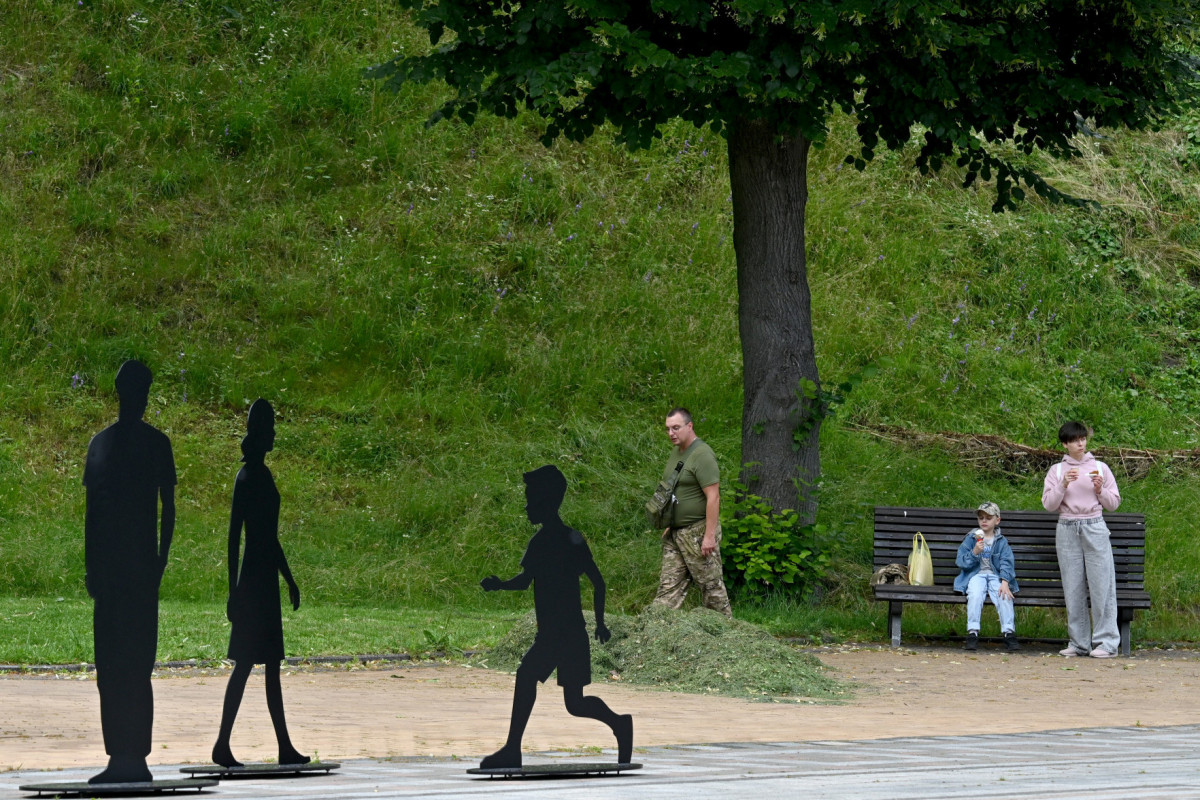 Um militar caminha em frente à instalação 