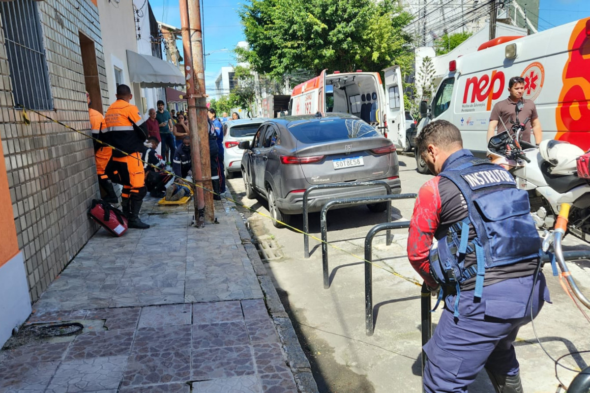 Homem foi socorrido pelo Samu após queda de laje (Marilia Parente/DP) Homem foi socorrido pelo Samu após queda de laje/Marilia Parente/DP