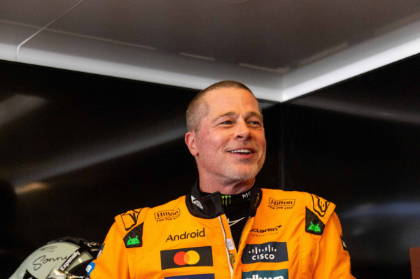Brad Pitt pilota modelo da McLaren (Divulgação/Mc Laren) Brad Pitt pilota modelo da McLaren /Divulgação/Mc Laren
