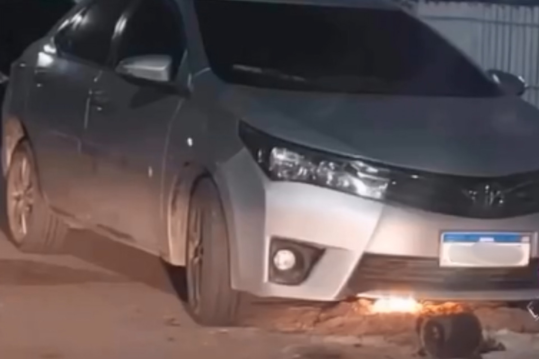 Carro foi estacionado exatamente em cima de uma fogueira ainda acesa, na Rua Mário Melo, em Arcoverde, no Sertão