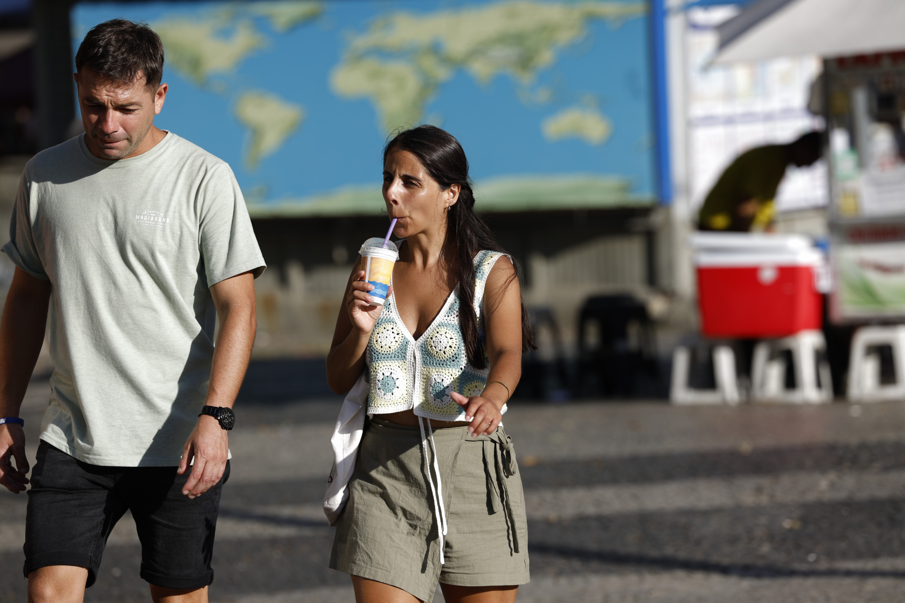Pessoas se hidratam na região central da cidade durante onda de calor