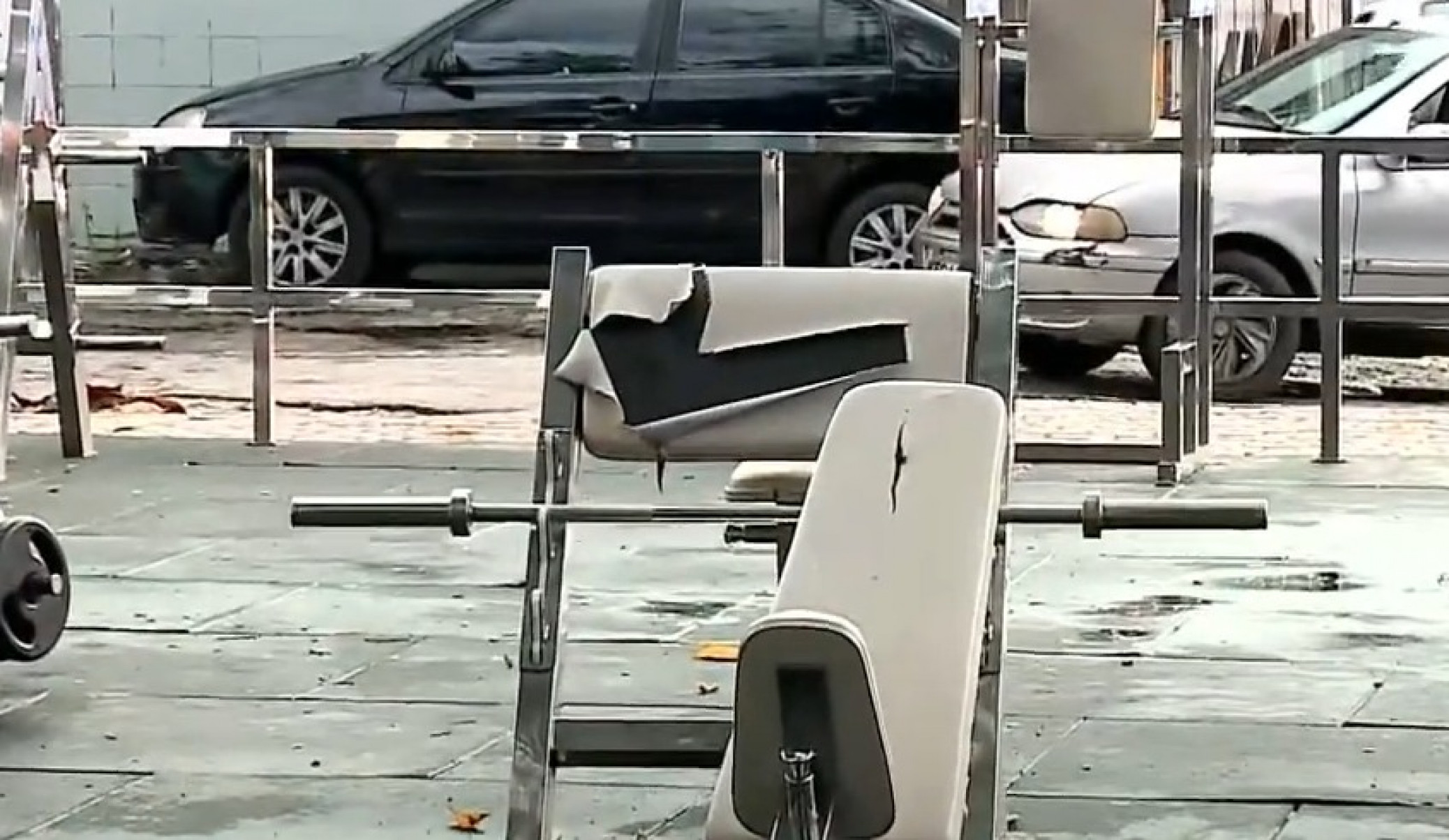 Moradores relataram o choque ao encontrar os equipamentos destruídos