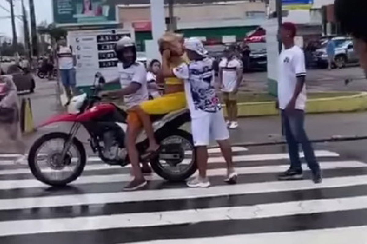 Viaturas estão posicionadas ao fundo e não interviram ao assalto (Foto: Reprodução/Instagram) Viaturas estão posicionadas ao fundo e não interviram ao assalto/Foto: Reprodução/Instagram