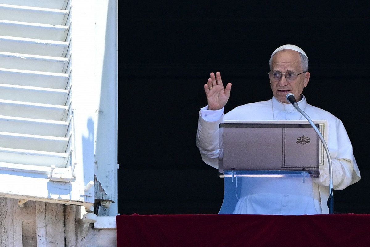 O Papa Leão XIV se dirige à multidão da janela do palácio apostólico com vista para a Praça de São Pedro durante a oração do Angelus no Vaticano (Tiziana FABI/AFP) O Papa Leão XIV se dirige à multidão da janela do palácio apostólico com vista para a Praça de São Pedro durante a oração do Angelus no Vaticano/Tiziana FABI/AFP