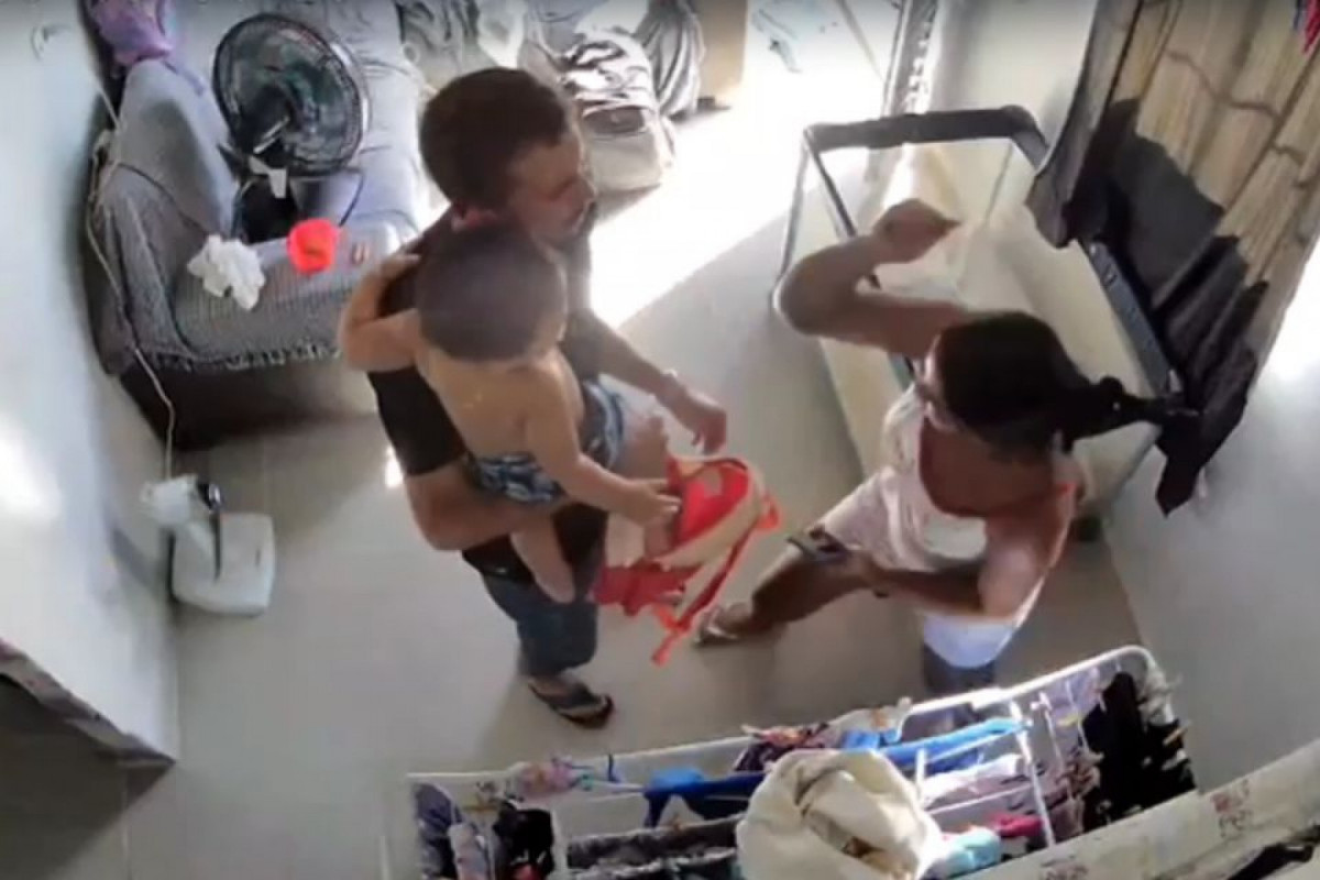 Vídeo registrado pela câmera de segurança da residência mostra o momento em que Pollyana golpeia Leonardo no peito com uma faca (Foto: Cortesia/ Whatsapp) Vídeo registrado pela câmera de segurança da residência mostra o momento em que Pollyana golpeia Leonardo no peito com uma faca/Foto: Cortesia/ Whatsapp
