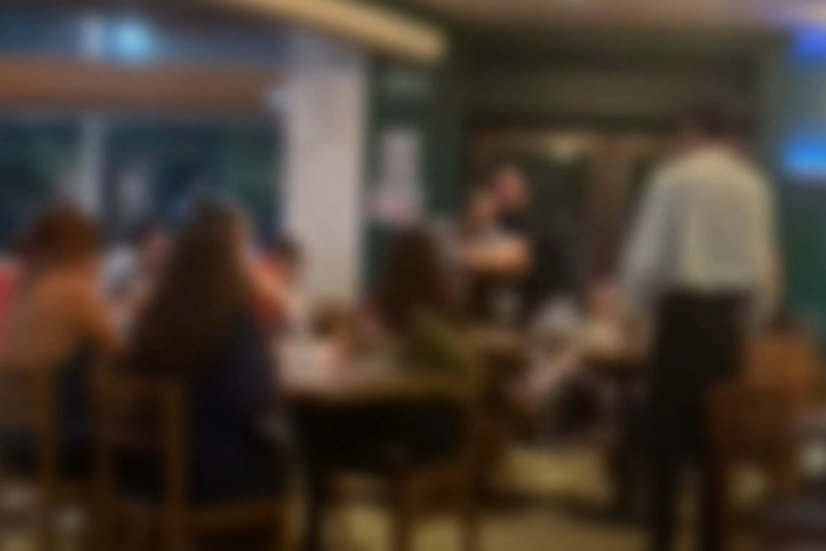 Discussão entre um homem e uma mulher terminou em confusão em um restaurante no shopping RioMar (Reprodução) Discussão entre um homem e uma mulher terminou em confusão em um restaurante no shopping RioMar/Reprodução