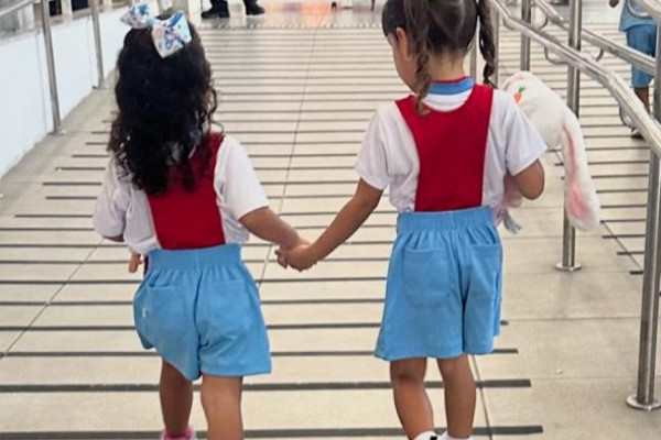 Maria Júlia Romero, de 3 anos, se diverte no Colégio com uma de suas amigas