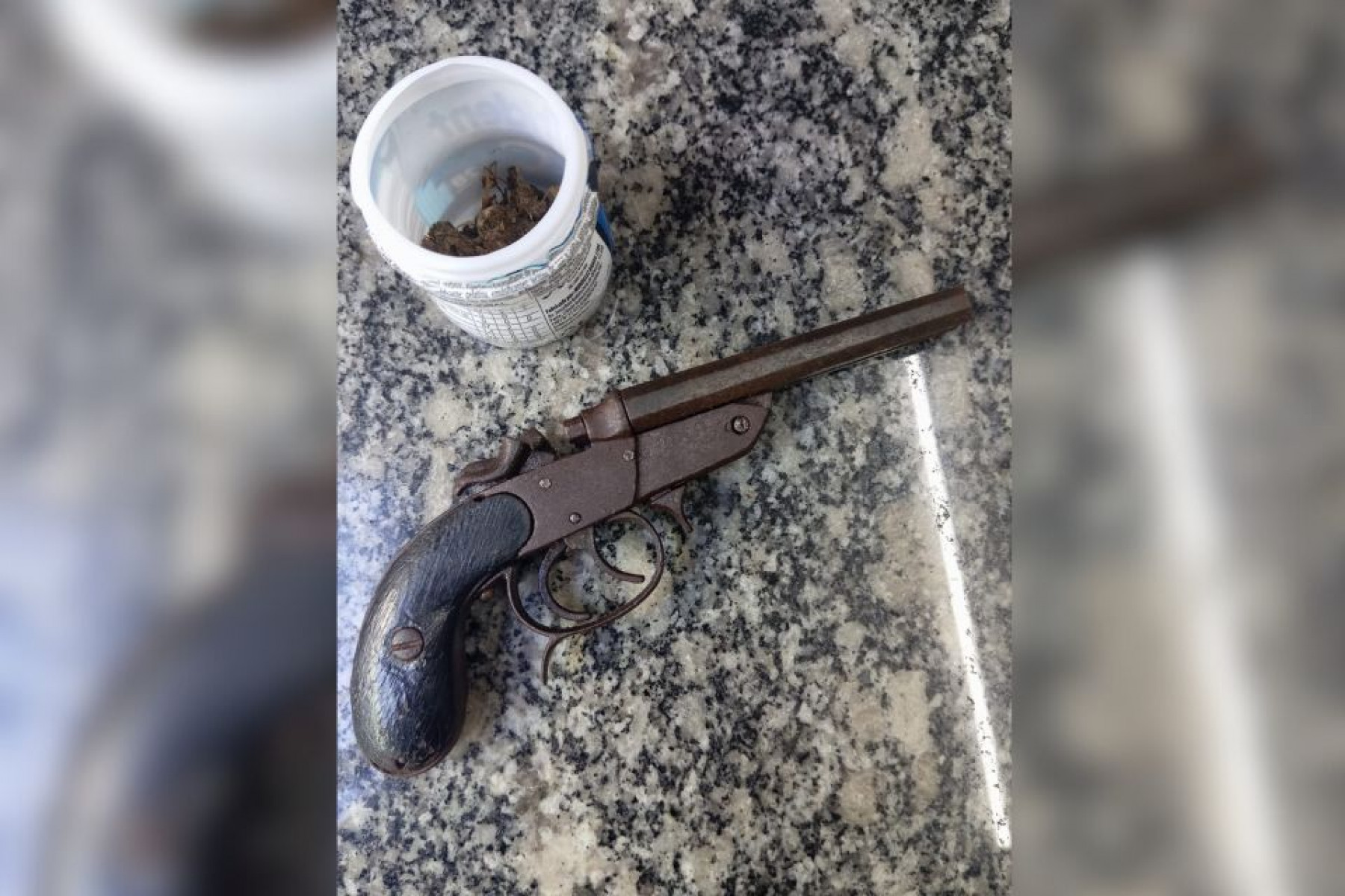 Além das aves, um revólver industrial calibre .32, tipo garrucha, e aproximadamente 10 gramas de drogas foram apreendidos na ação policial, segundo a PM