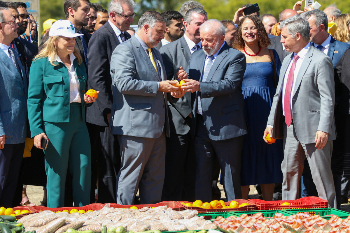 Brasília - 28/06/2023 O presidente Luiz Inácio Lula da Silva e os ministros do Desenvolvimento Agrário e Agricultura Familiar, Paulo Teixeira, e da Secom, Paulo Pimenta, visitam feira da Agricultura Familiar na Praça dos Três Poderes após anùncio do Plano Safra da Agricultura Familiar 2023/2024 Foto: Fabio Rodrigues-Pozzebom/ Agência Brasil