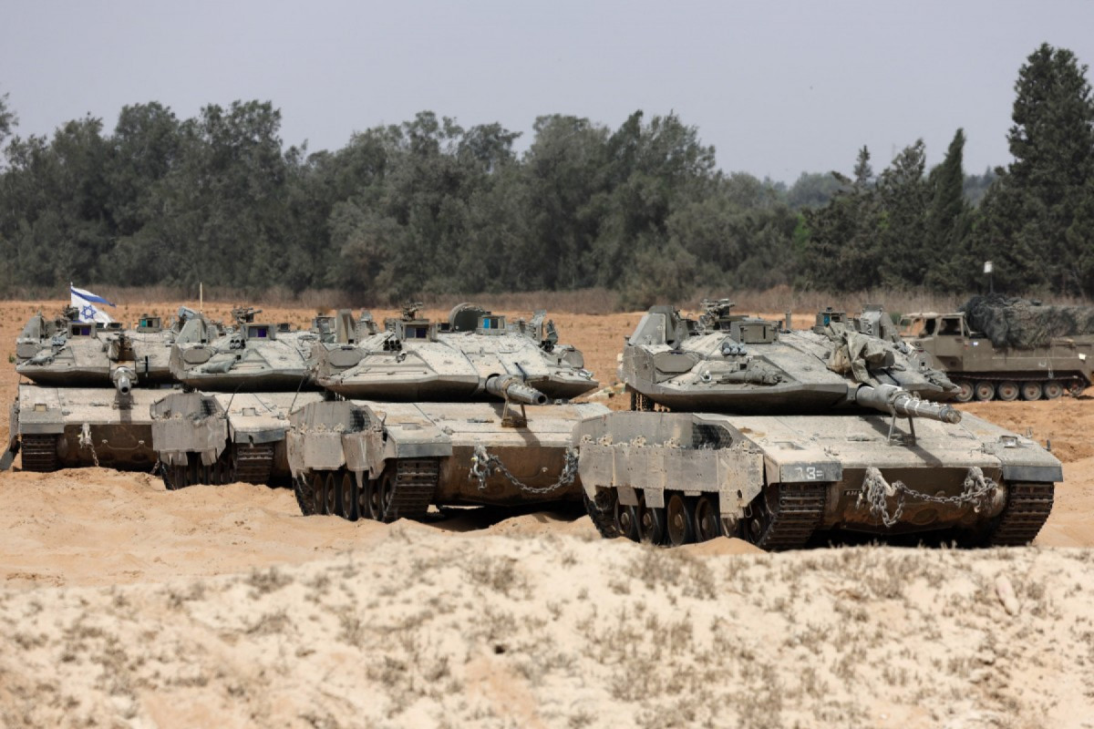 Tropas israelenses posicionadas na fronteira com a Faixa de Gaza em 1º de julho de 2025, enquanto a guerra entre o militante palestino Hamas e Israel continua. (Foto de Jack GUEZ / AFP)/ AFP