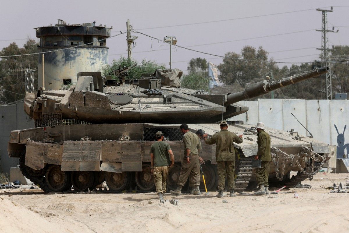 Tropas israelenses posicionadas na fronteira com a Faixa de Gaza em 1º de julho de 2025, enquanto a guerra entre o militante palestino Hamas e Israel continua. (Foto de Jack GUEZ / AFP)