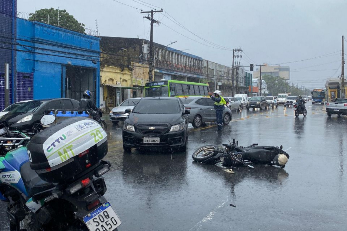 Motociclista fica ferido após colisão com carro na Avenida Cruz Cabugá
(Foto: Cadu Silva/DP) Motociclista fica ferido após colisão com carro na Avenida Cruz Cabugá
/Foto: Cadu Silva/DP