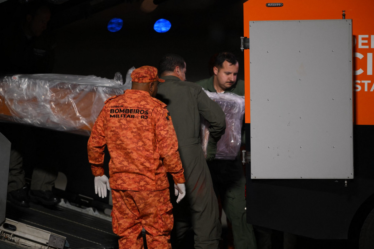 Corpo da publicitária brasileira Juliana Marins chega à base do Galeão, no Rio de Janeiro/MAURO PIMENTEL/AFP