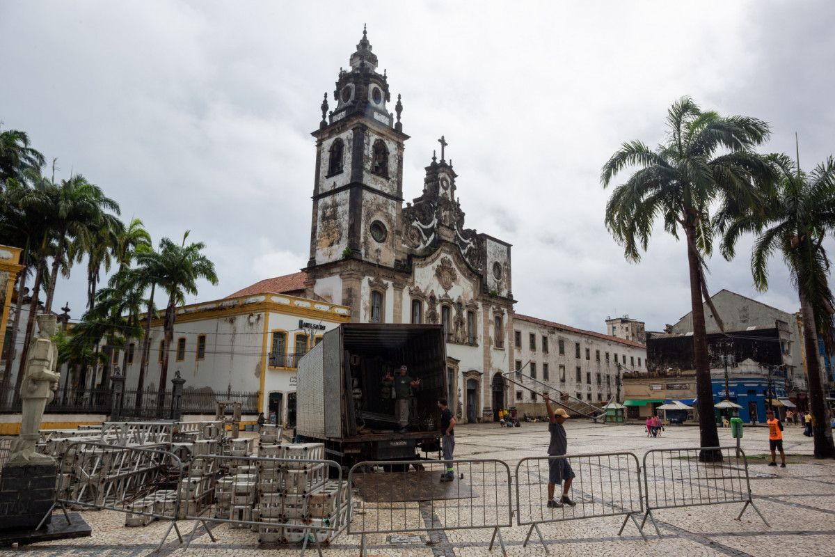 Recife, PE, 01/07/2025 - PRAÇA DO CARMO - Imagens do inicio das montagens da festa no pátio do Carmo.