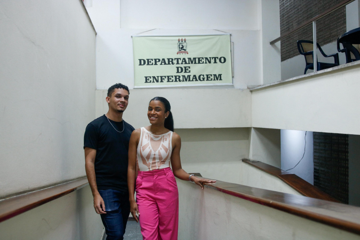 Rosemberg Costa caminha 14 km por dia para assistir as aulas do curso de Enfermagem na UFPE/Marina Torres/DP Foto