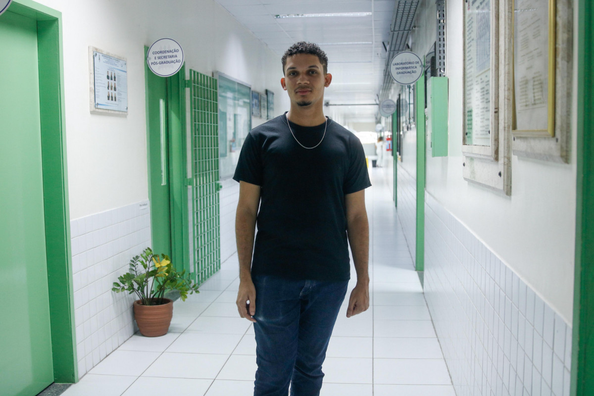 Rosemberg Costa caminha 14 km por dia para assistir as aulas do curso de Enfermagem na UFPE