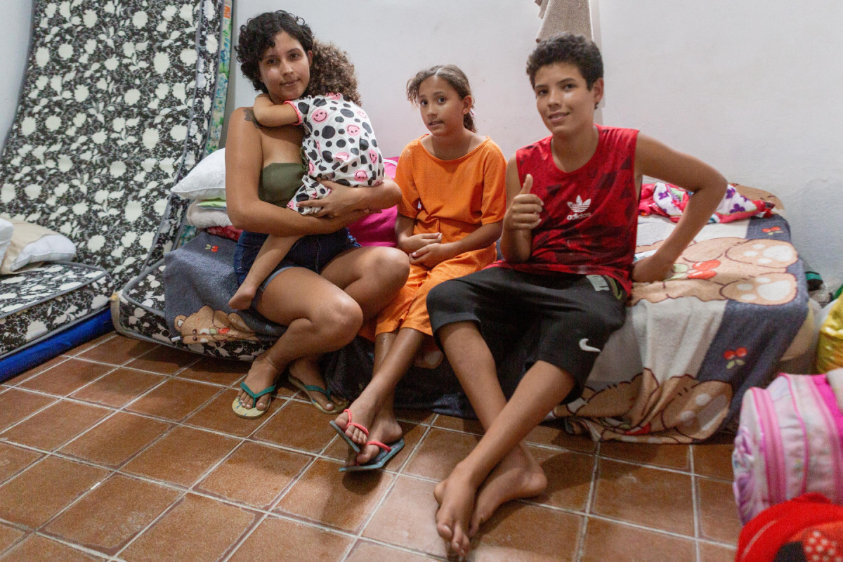 Iasmin e os filhos no abrigo da prefeitura