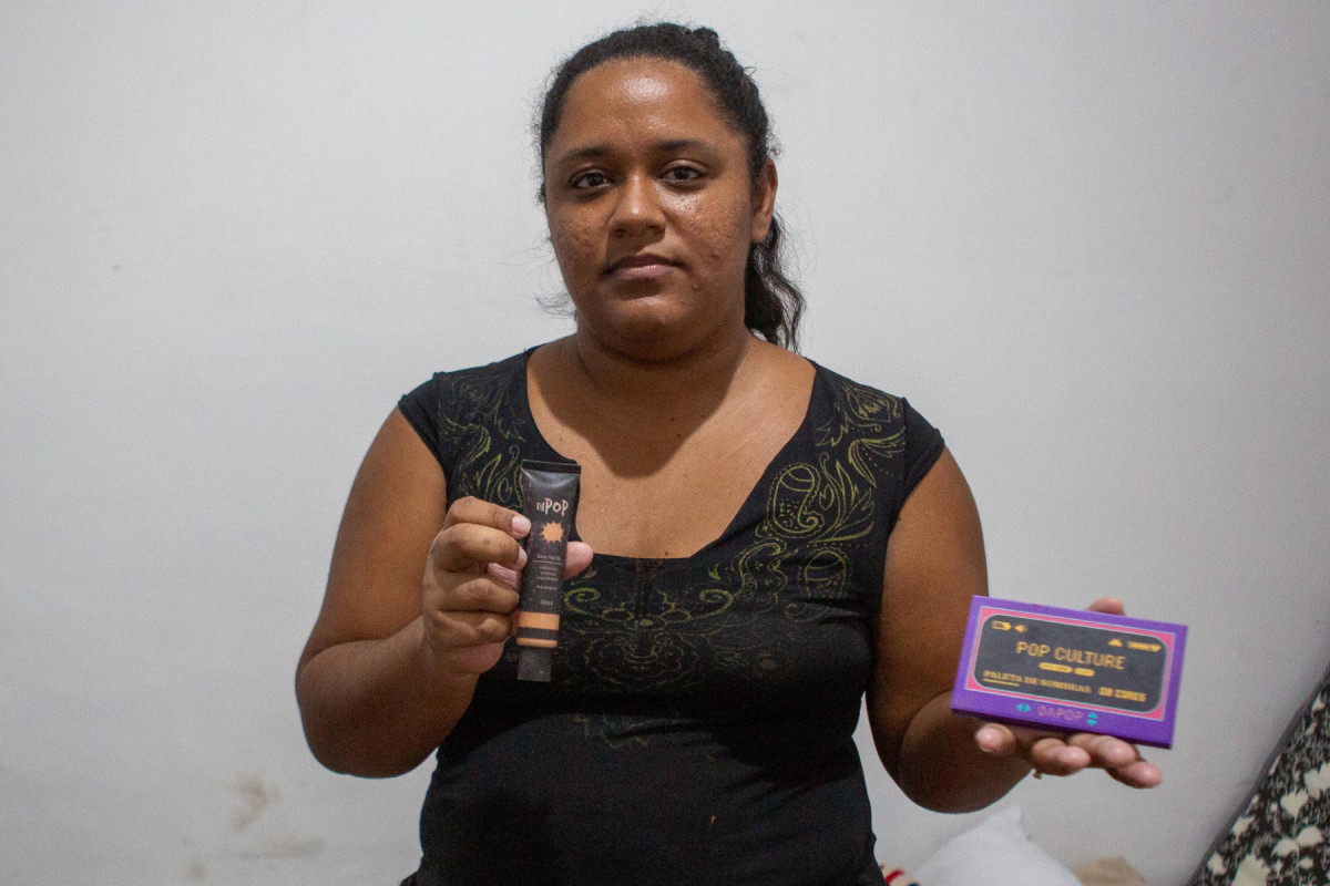 
Amanda mostra sua maquiagem