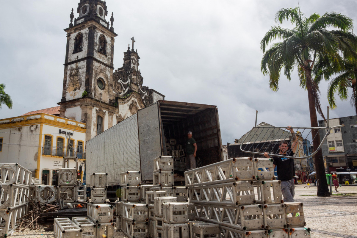 Estrutura para festa está sendo montada na frente da basílica /Rafael Vieira/DP