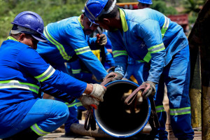 Volume de &aacute;gua recuperado pela Compesa em a&ccedil;&atilde;o contra furto em 2025 daria para encher 80 mil caminh&otilde;es-pipa por m&ecirc;s