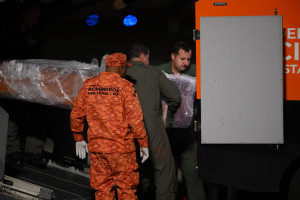 Corpo da publicitária brasileira Juliana Marins chega à base do Galeão, no Rio de Janeiro