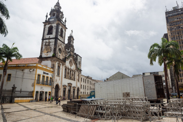 Recife, PE, 01/07/2025 - PRAÇA DO CARMO - Imagens do inicio das montagens da festa no pátio do Carmo.