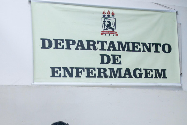Rosemberg Costa caminha 14 km por dia para assistir as aulas do curso de Enfermagem na UFPE