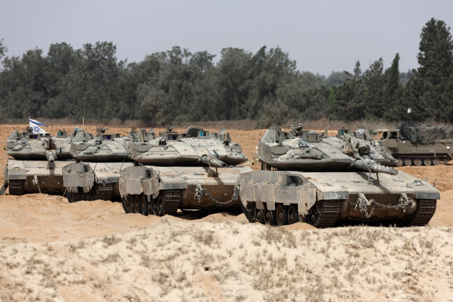 Tropas israelenses posicionadas na fronteira com a Faixa de Gaza em 1º de julho de 2025, enquanto a guerra entre o militante palestino Hamas e Israel continua. (Foto de Jack GUEZ / AFP)