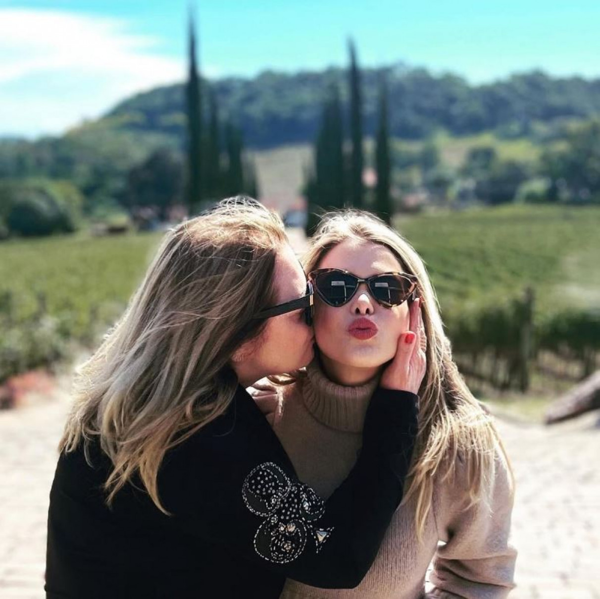 Graça Medeiros, mãe da advogada Maria Eduarda de Carvalho, de 38 anos, vítima de um naufrágio no último dia 21 de junho, postou nas redes sociais uma foto com Maria Eduarda, agradecendo o apoio que vem recebendo desde a morte da filha