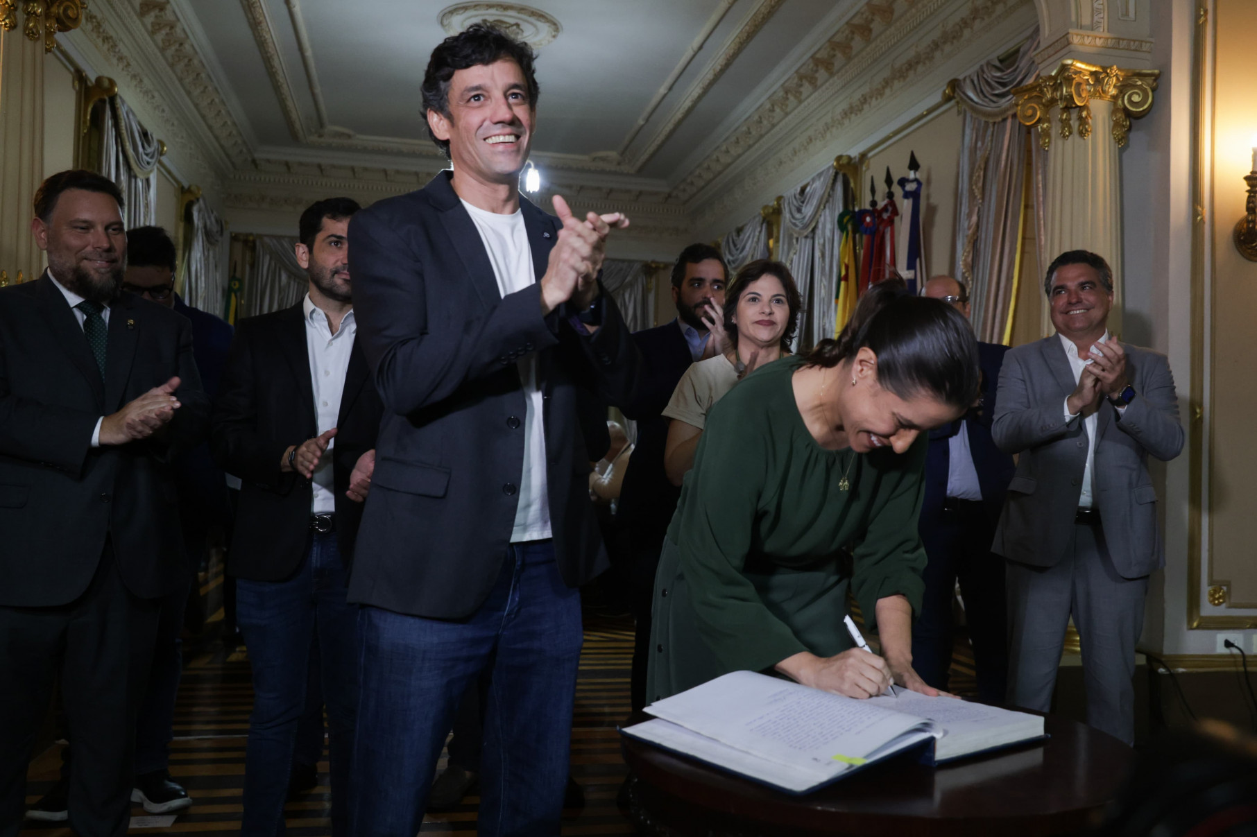 Governadora Raquel Lyra assina posse de Daniel Coelho, novo secretário de Meio Ambiente, Sustentabilidade e Fernando de Noronha