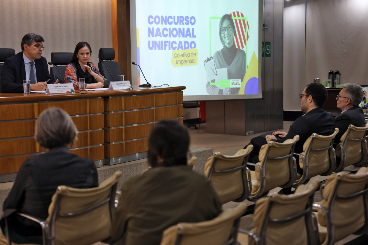 Brasília (DF), 21/11/2024 - O coordenador-geral de logística do CPNU, Alexandre Retamal e a consultora jurídica do Ministério da Gestão e da Inovação em Serviços Públicos -MGI, Karoline Busatto durante coletiva de imprensa para apresentar o novo cronograma do Concurso Público Nacional Unificado (CPNU) e pontos relacionados ao Termo de Acordo Judicial firmado. Foto: José Cruz/Agência Brasil/José Cruz/Agência Brasil