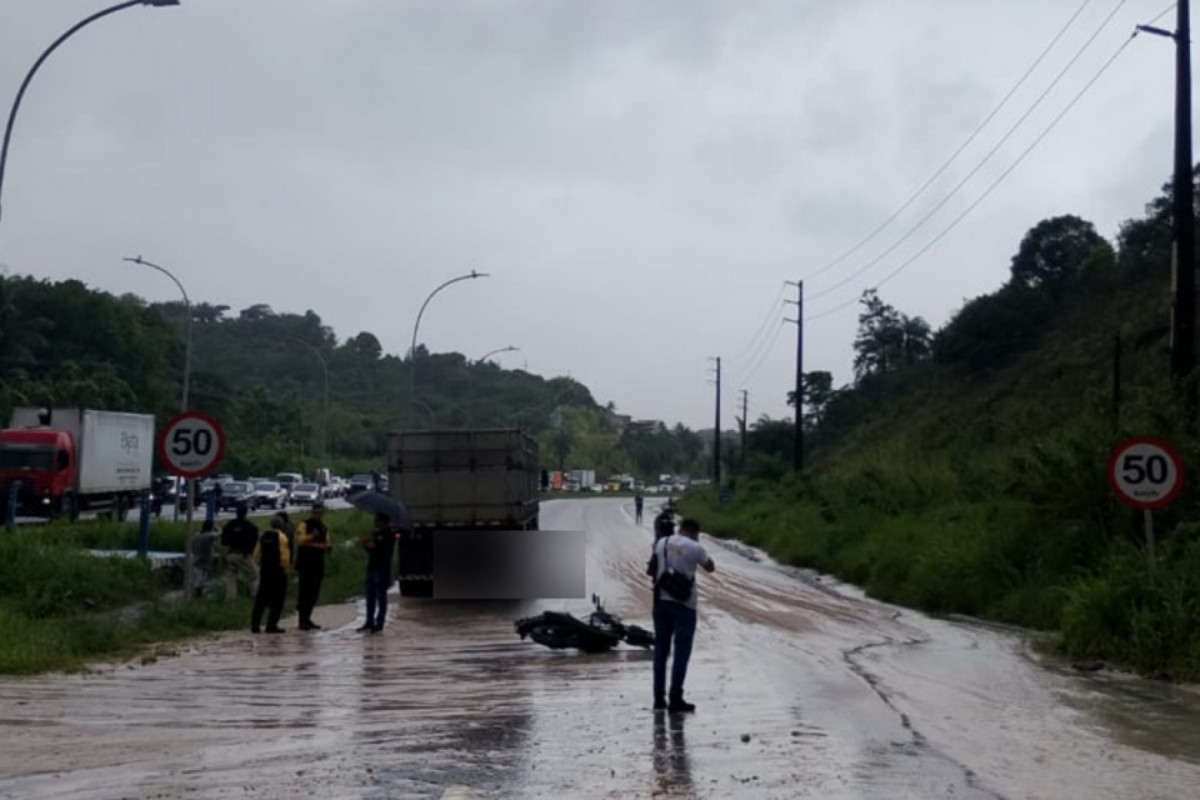 Pista estava alagada no momento do acidente na BR-101/DIVULGAÇÃO/PRF
