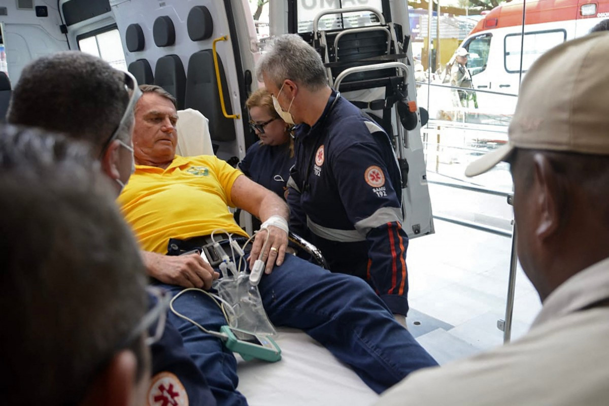 (ARQUIVO) O ex-presidente brasileiro Jair Bolsonaro chega de ambulância ao Hospital Rio Grande, em Natal, Rio Grande do Norte, em 11 de abril de 2025. O ex-presidente Jair Bolsonaro anunciou o cancelamento de todos os compromissos de julho após se sentir mal na noite de 1º de julho de 2025 e procurar atendimento de emergência, segundo um comunicado. O líder de extrema direita, de 70 anos, passou por uma cirurgia em abril para tratar uma obstrução intestinal decorrente de um ataque a faca em 2018, enquanto também enfrentava um julgamento por um suposto golpe no Supremo Tribunal Federal. (Foto: MAGNUS NASCIMENTO / AFP)