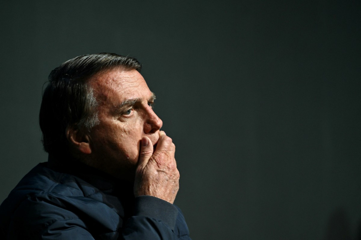 (ARQUIVO) O ex-presidente brasileiro (2019-2023) Jair Bolsonaro gesticula durante a conferência CPAC Brasil em Balneário Camboriú, Santa Catarina, Brasil, em 6 de julho de 2024. O ex-presidente brasileiro Jair Bolsonaro anunciou o cancelamento de todos os compromissos de julho após se sentir mal na noite de 1º de julho de 2025 e procurar atendimento de emergência, de acordo com um comunicado. O líder de extrema direita, de 70 anos, passou por uma cirurgia em abril para tratar uma obstrução intestinal decorrente de um ataque a faca em 2018, enquanto também enfrentava julgamento por um suposto golpe no Supremo Tribunal Federal. (Foto de Evaristo Sá / AFP)/ AFP