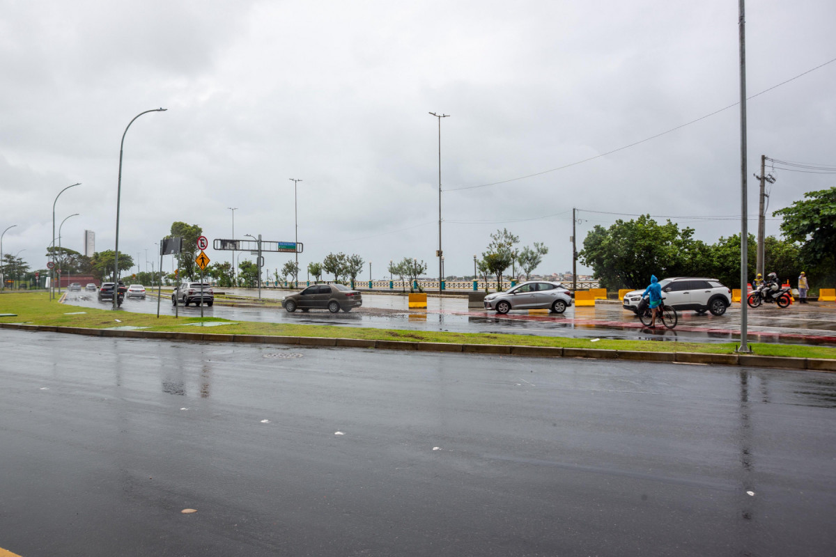 Os agentes da CTTU estão no local para orientar o fluxo de veículos, que segue tranquilo na manhã desta quarta (2), apesar da chuva que cai no Recife.
