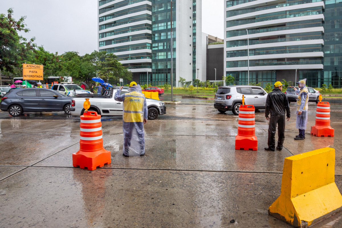 Os agentes da CTTU estão no local para orientar o fluxo de veículos, que segue tranquilo na manhã desta quarta (2), apesar da chuva que cai no Recife.
