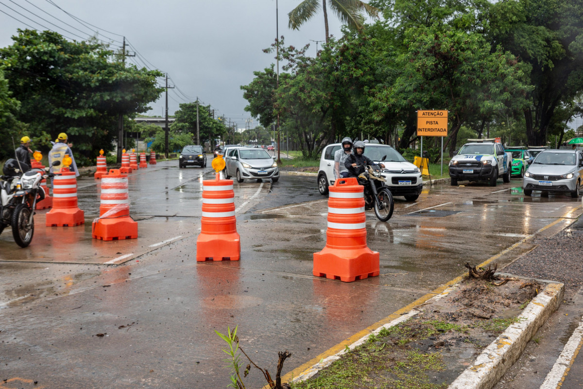 Os agentes da CTTU estão no local para orientar o fluxo de veículos, que segue tranquilo na manhã desta quarta (2), apesar da chuva que cai no Recife.

