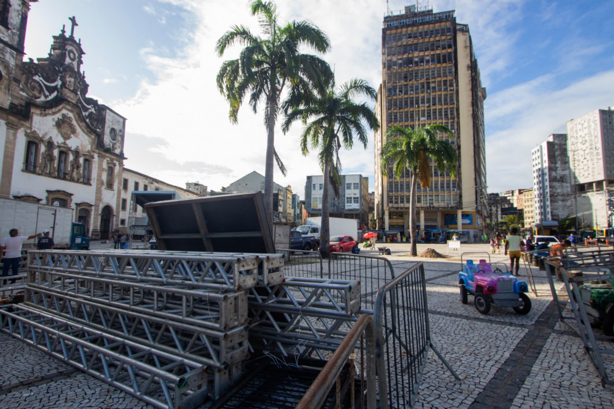 Montagem da Festa de Nossa Senhora do Carmo altera itinerários de ônibus no Centro do Recife
