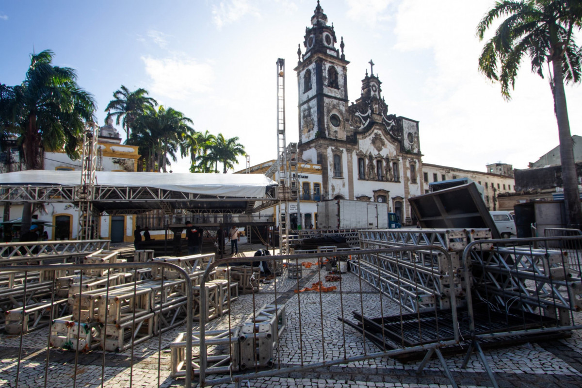 Montagem da Festa de Nossa Senhora do Carmo altera itinerários de ônibus no Centro do Recife
/Foto: Nivaldo Fran/DP