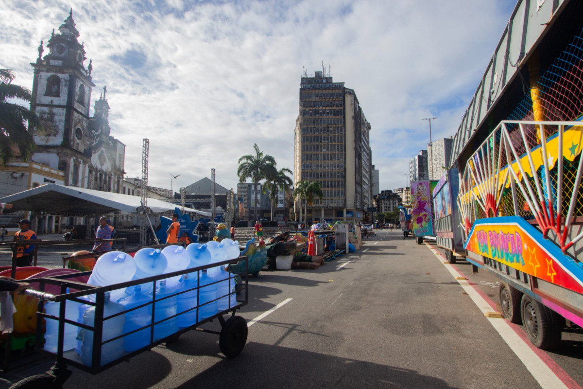 Montagem da Festa de Nossa Senhora do Carmo altera itinerários de ônibus no Centro do Recife
