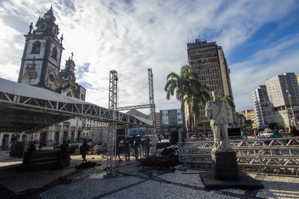 Montagem da Festa de Nossa Senhora do Carmo altera itinerários de ônibus no Centro do Recife
