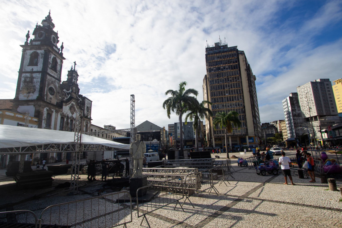 Montagem da Festa de Nossa Senhora do Carmo altera itinerários de ônibus no Centro do Recife
