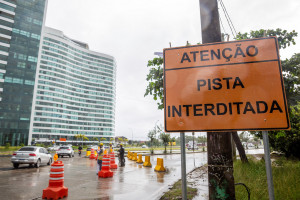 Os agentes da CTTU estão no local para orientar o fluxo de veículos, que segue tranquilo na manhã desta quarta (2), apesar da chuva que cai no Recife.
