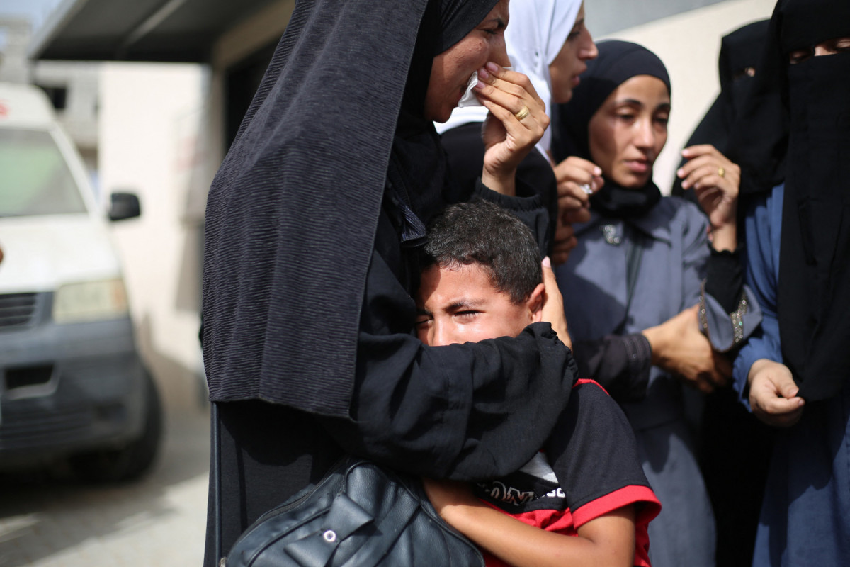 Palestinos enlutados se abraçam no hospital dos Mártires de Al-Aqsa, em Deir el-Balah, no centro da Faixa de Gaza, em 1º de julho de 2025, após ataques israelenses durante a noite, enquanto a guerra entre o militante palestino Hamas e Israel continua. (Foto de Eyad BABA / AFP)/ AFP