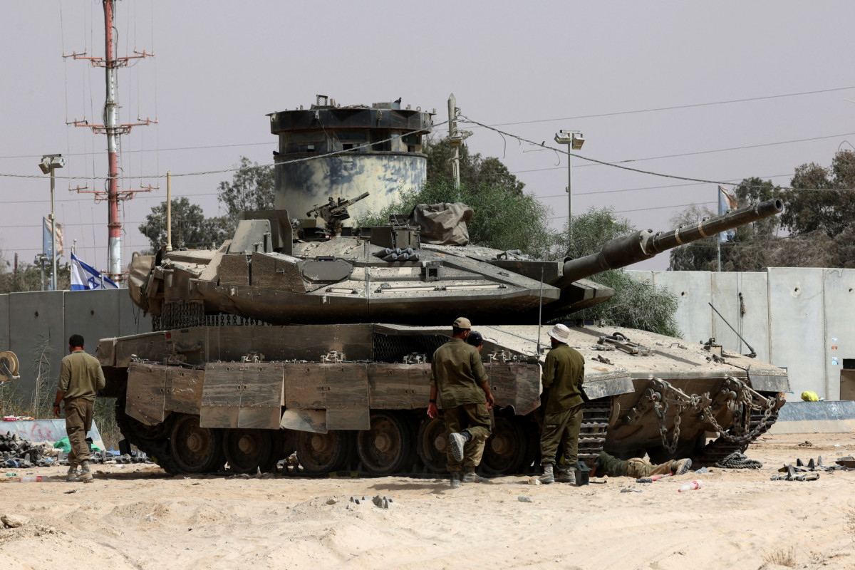 Tropas israelenses posicionadas na fronteira com a Faixa de Gaza em 1º de julho de 2025, enquanto a guerra entre o militante palestino Hamas e Israel continua. (Foto de Jack GUEZ / AFP)