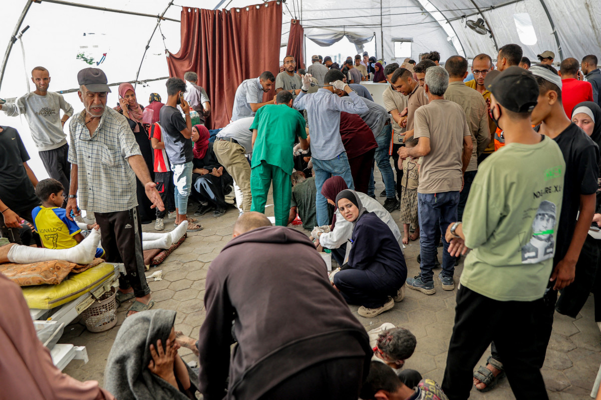 Médicos e civis se reúnem no Hospital Batista da Cidade de Gaza enquanto os feridos são levados após um ataque israelense no centro da Faixa de Gaza, em 2 de julho de 2025, em meio ao conflito entre Israel e o grupo militante palestino Hamas. (Foto de Omar AL-QATTAA / AFP)