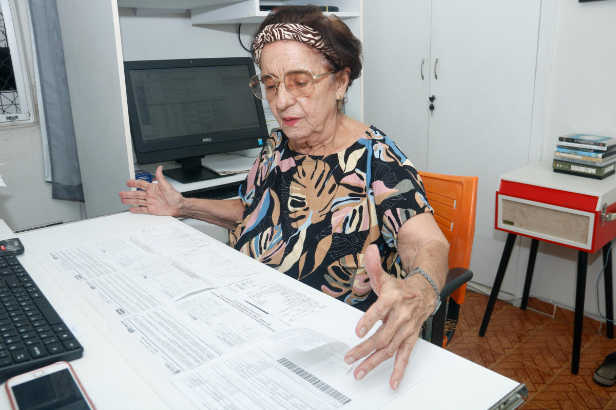 Moradora do bairro da Encruzilhada, no Recife, a professora Sônia Maria Beltrão guarda os boletos de pagamento do Moradora do bairro da Encruzilhada, no Recife, a professora Sônia Maria Beltrão guarda os boletos de pagamento do