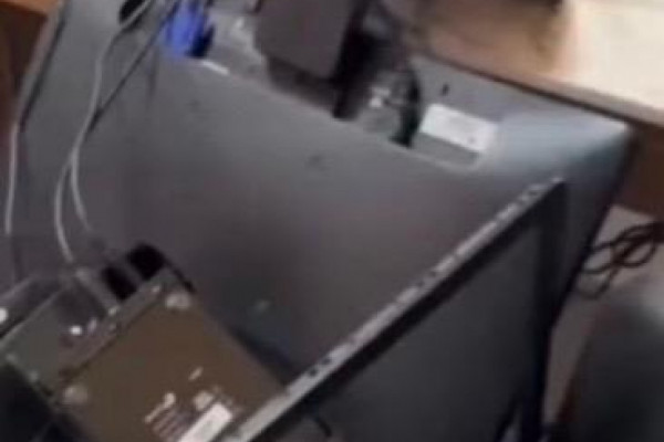 Homem atingiu computadores com algo semelhante a um martelo